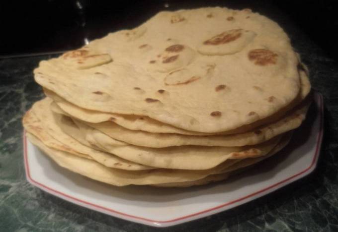 Dünnes Fladenbrot ohne Hefe in einer Pfanne zu Hause