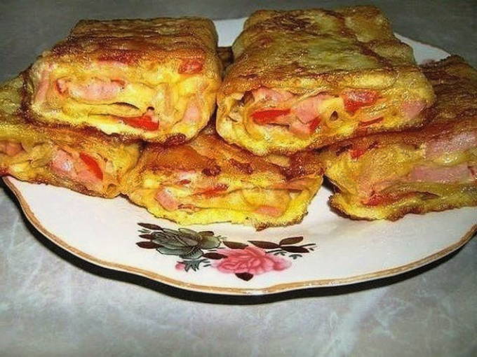 Lavash mit Wurst, Käse und Tomaten in einer Pfanne