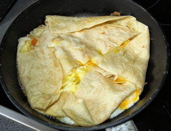 Lavash med pølse, ost og æg i en gryde