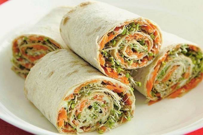 Lavash mit rotem Fisch, Käse und Gurke