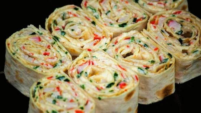 Lavash mit Krabbenstäbchen, Gurke und Ei