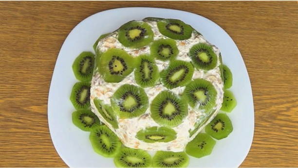 Crackerkuchen Fisch mit Sauerrahm, Banane und Kiwi ohne Backen