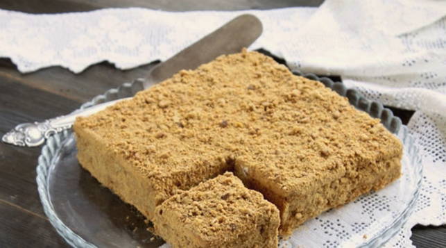 No-Bake Keksbröselkuchen mit Sauerrahm
