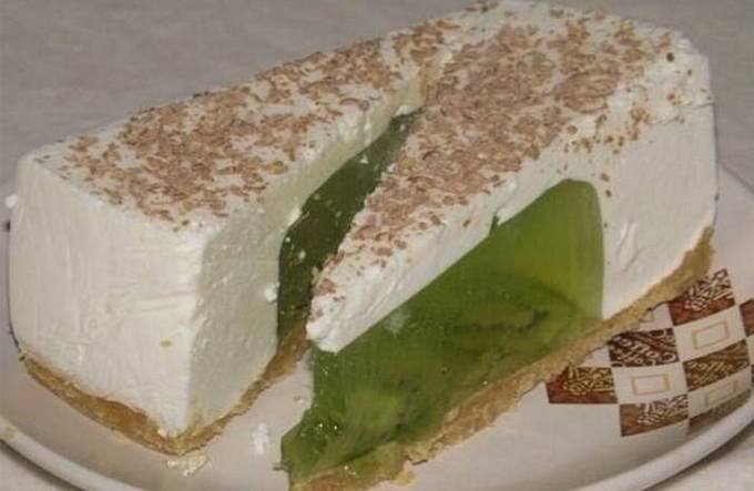Ingen bagt gelékage med småkager og creme fraiche