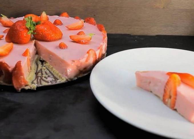 Torta allo yogurt senza cottura con biscotti e gelatina