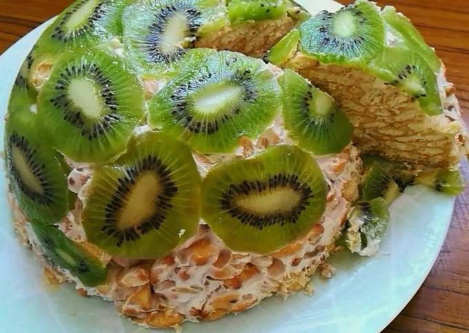 Biskuitkuchen mit Sauerrahm, Kiwi und Banane ohne Backen