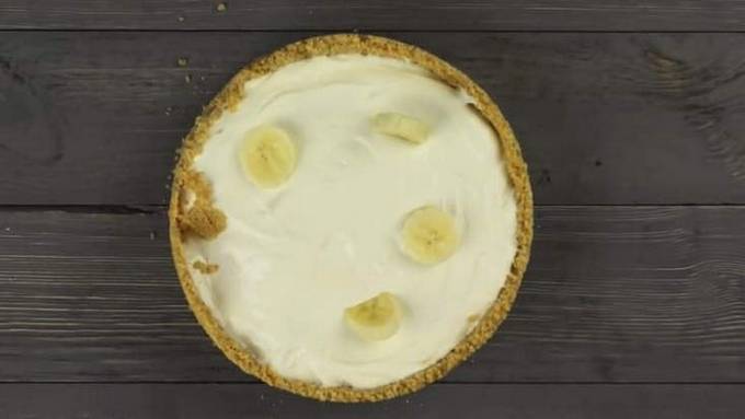 Kage uden bagning af småkager med kondenseret mælk og bananer