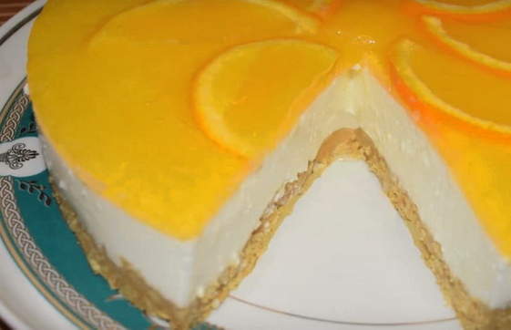 Hüttenkäsekuchen aus Keksen mit Früchten ohne Backen