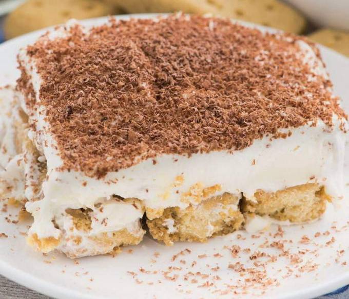 No-bake cookie kage med banan, creme fraiche og hytteost
