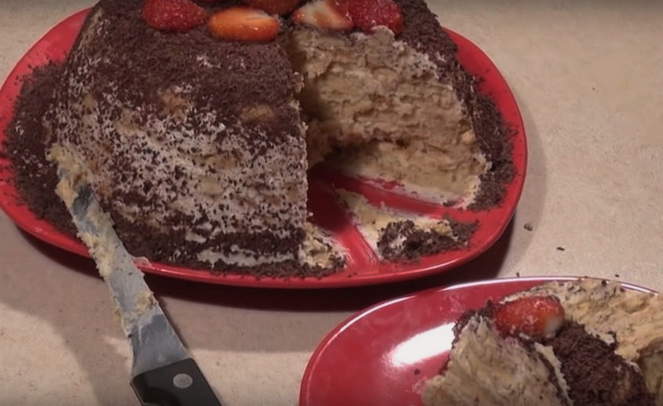 No-bake cookie kage med creme fraiche og frugt