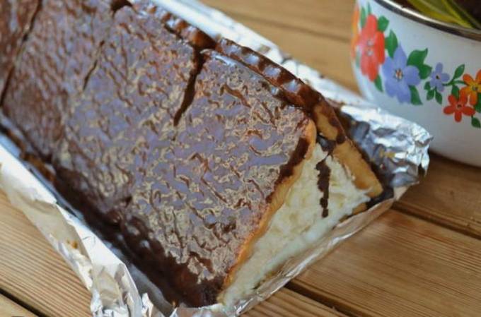 No-bake cookie kage med hytteost og banan