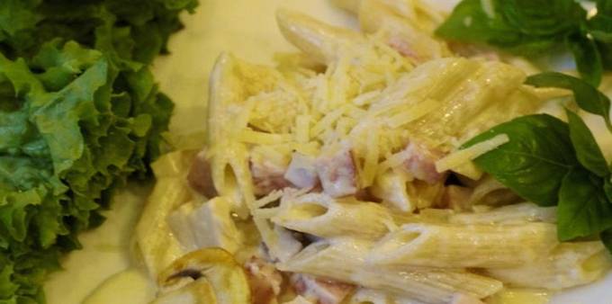Carbonara con prosciutto, formaggio, funghi e panna