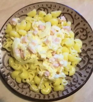 Carbonara mit Schinken, Milch und Käse
