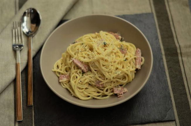 Pasta carbonara met ham en zure room