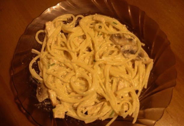 Pasta alla carbonara con prosciutto, panna e funghi