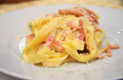 Tészta carbonara sonkával, tejszínnel és sajttal