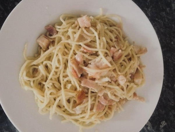 Carbonara classica con prosciutto e panna