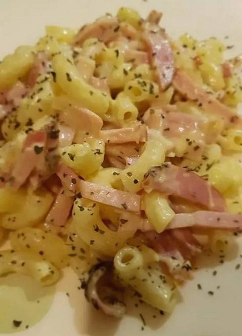 Prosciutto fatto in casa e panna alla carbonara