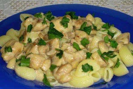 Pasta alla carbonara con pollo e funghi in salsa cremosa