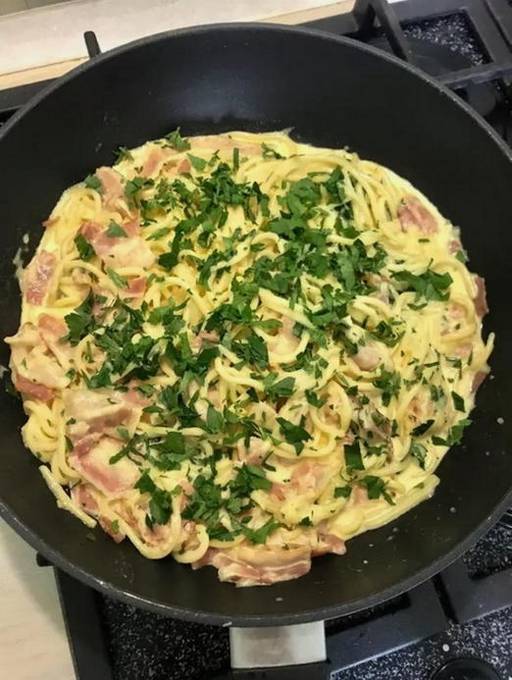 Carbonara z surowym wędzonym boczkiem i śmietaną