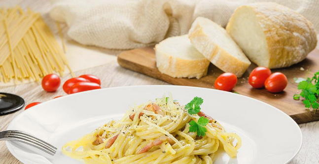 Carbonara con pancetta, panna e formaggio