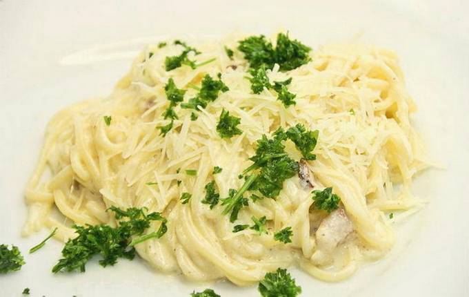 Spaghetti alla carbonara con panna e pancetta