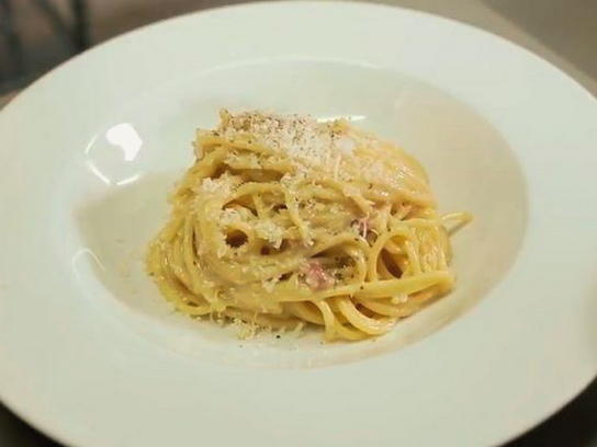 Pasta alla carbonara con pancetta, senza panna