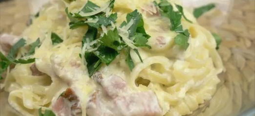 Carbonara-pasta met spek en room - een klassiek recept