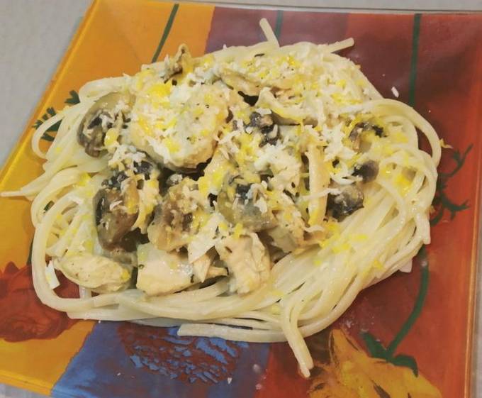 Carbonara z kurczakiem, pieczarkami i śmietaną