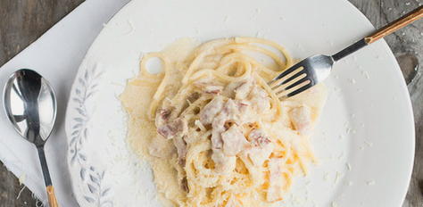 Carbonara tészta szalonnával és tejszínnel lassú tűzhelyen