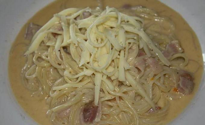 Pasta alla carbonara con pancetta e latte