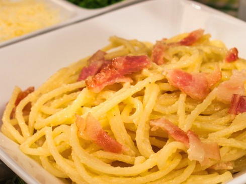 Carbonara mit Speck in cremiger Sauce - ein klassisches Rezept