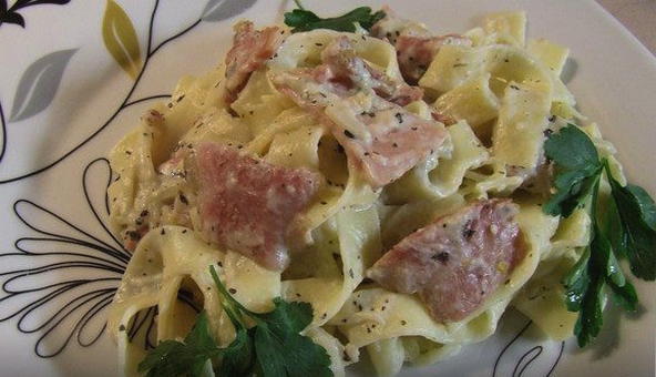 Carbonara pasta met spek in een romige saus
