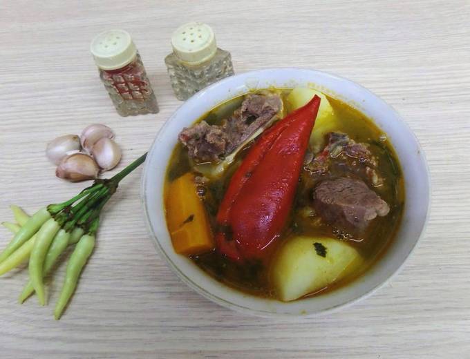 Lamm-Shurpa mit Kartoffeln im Kessel