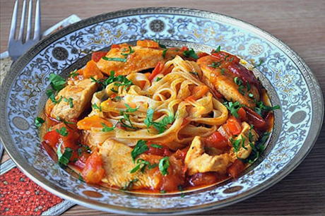 Lagman mit Hühnchen in einem Topf