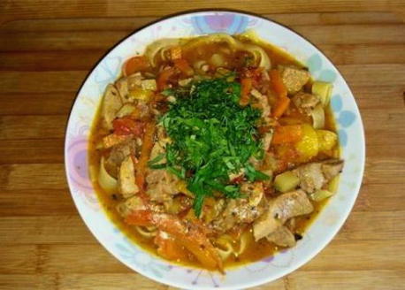 Klasični pileći lagman s krumpirom i rezancima