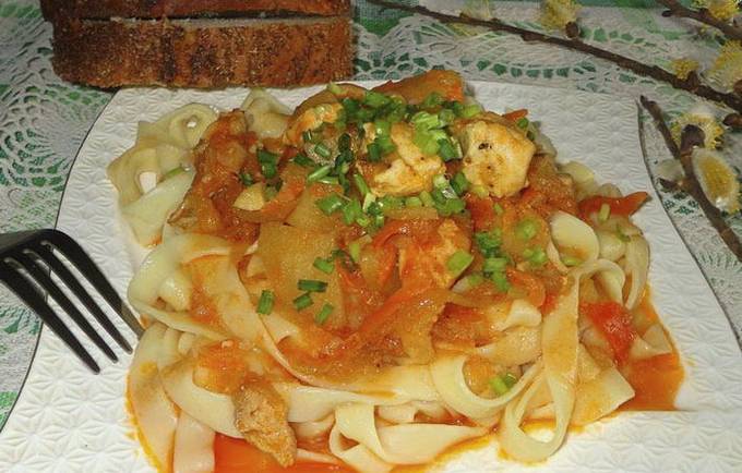 Lagman mit Hühnchen in einem langsamen Kocher