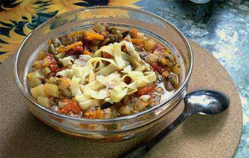 Lagman s piletinom na vatri u kotlu