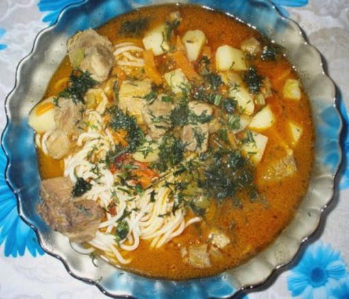 Svinjski lagman s krumpirom i rezancima u klasičnom kotlu