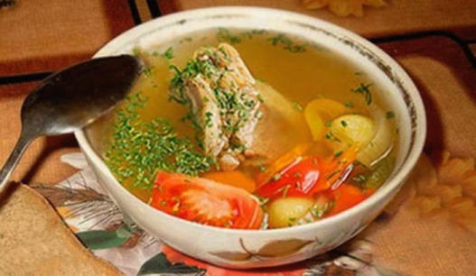 Hühnchen-Shurpa in einem Topf