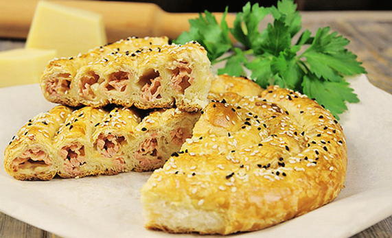 Blätterteigschneckenkuchen mit Käse und Schinken