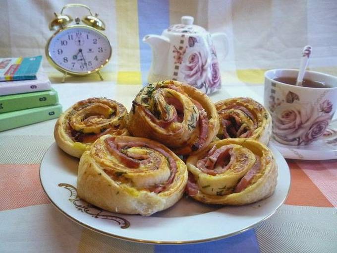 Blätterteigschnecken mit Schinken und Käse