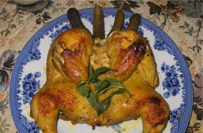 Tabaka di pollo in una pentola a cottura lenta