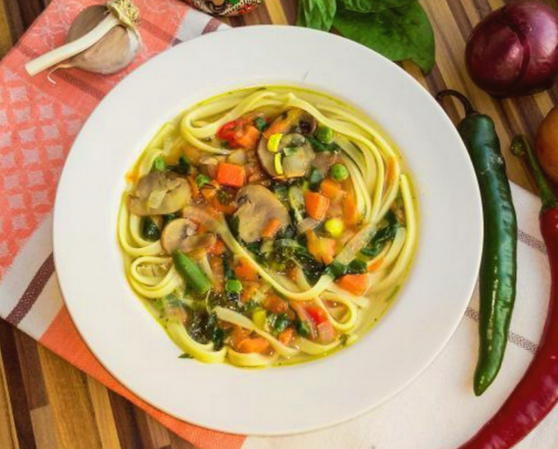 Lagman mit Hühnchen und Pilzen