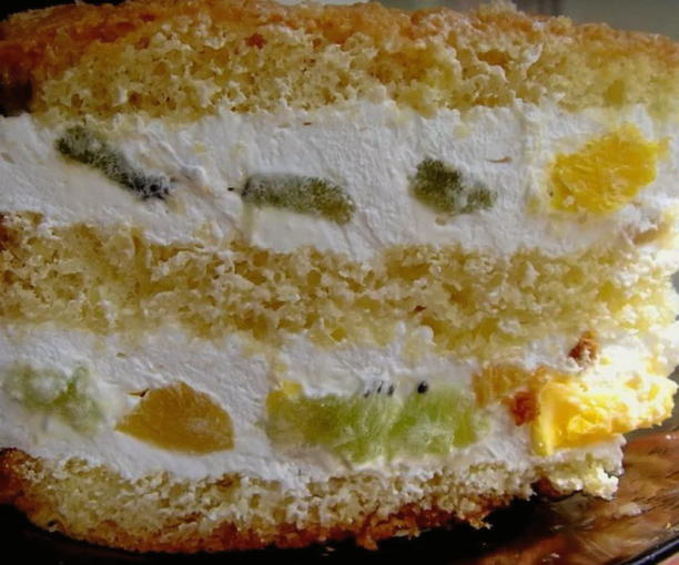 Crema allo yogurt con frutta per pan di spagna