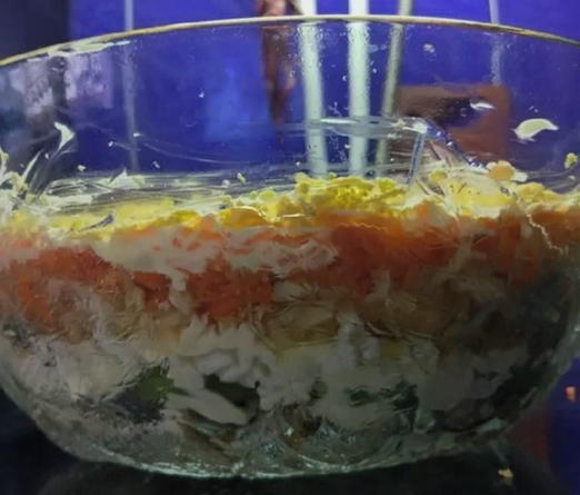 Salat mit Hühnchen, Kiwi, koreanischen Karotten und Apfel