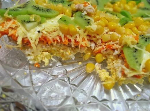 Insalata con pollo, kiwi, formaggio e uova