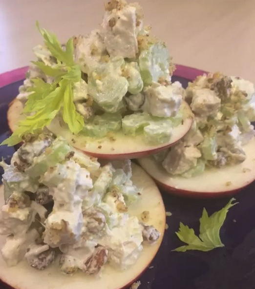 Salata od piletine, oraha, jabuke i celera