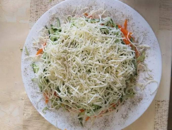 Hühnersalat mit koreanischen Karotten und Kartoffeln