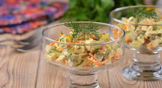 Hühnchen-, Gurken-, Karotten- und Zwiebelsalat